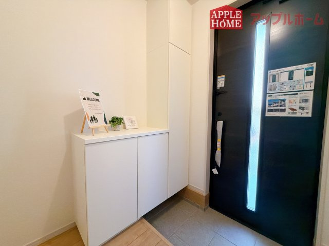 [新築住宅] さいたま市桜区南元宿 1期 全3棟の玄関|住まう人も来客も入った時にワクワクさせてくれるオシャレな玄関♪収納もたっぷりあるので、靴がたくさんあっても安心！