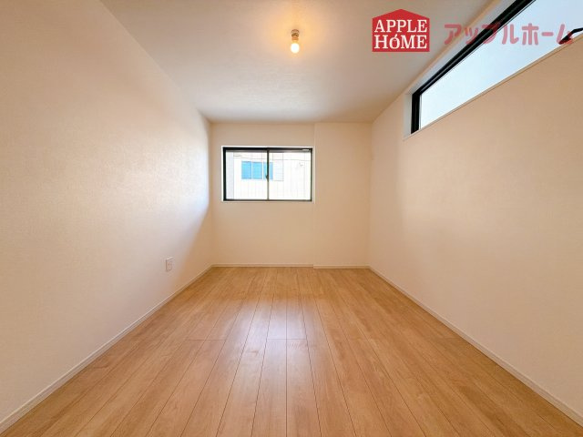 [新築住宅] さいたま市桜区南元宿 1期 全3棟の洋室|充分な広さの収納を備え、風通しも良く、大変居心地の良い採光良好な洋室は、快適空間。プライベートの時間もゆったりお寛ぎ頂けそうですね！