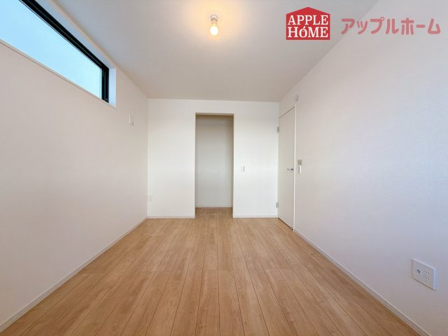 [新築住宅] さいたま市桜区南元宿 1期 全3棟の洋室|充分な広さの収納を備え、風通しも良く、大変居心地の良い採光良好な洋室は、快適空間。プライベートの時間もゆったりお寛ぎ頂けそうですね！