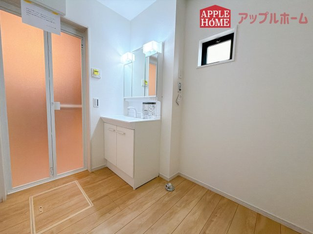 [新築住宅] さいたま市桜区南元宿 1期 全3棟の独立洗面台|ゆとりの洗面スペースで朝の身支度も快適スムーズに。３面鏡で髪のセットやお化粧もストレスなくこなせ、朝から気分良く通勤通学に向かえそうですね！鏡の裏にはたっぷりと収納スペースを標準装備