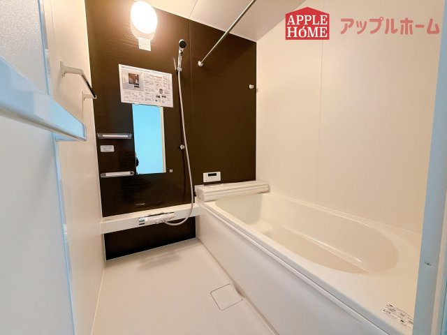 [新築住宅] さいたま市桜区南元宿 1期 全3棟の浴室|日常の疲れを癒やすここちのよいユニットバス。お手入れが簡単になる工夫が凝らされているため、手間をかけずに清潔さを保てます。