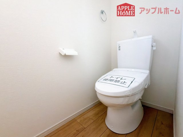 [新築住宅] さいたま市桜区南元宿 1期 全3棟のトイレ|白を基調とした清潔感のある明るい空間。温水洗浄便座付きで、毎日快適・清潔に使用できます。操作しやすい壁面リモコンを採用しています。