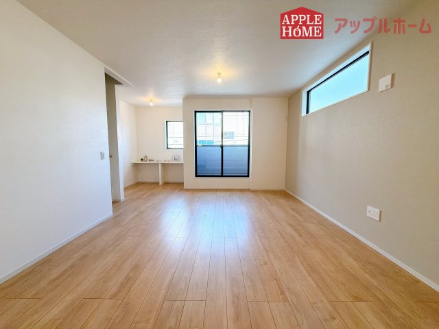 [新築住宅] さいたま市桜区南元宿 1期 全3棟の居間・リビング|窓から差し込む光で家族を温かく包み込みます。明るいリビングで子育てする喜びを☆いつでも見学可能です！