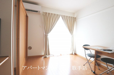 【居間・リビング】 | レオパレスレイクサイド | 画像3