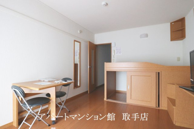 【居間・リビング】 | レオパレスレイクサイド | 画像9