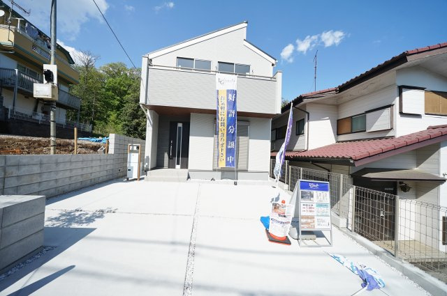 【落ち着いて暮らしたい】東野台｜高台立地×開放感×家事ラク動線、暮らし整う新築戸建て★仲介手数料無料★の外観|シンプルで洗練された外観デザイン。ゆとりある駐車スペースを確保し、開放感のある前面アプローチが住まい全体の印象を引き立てます。