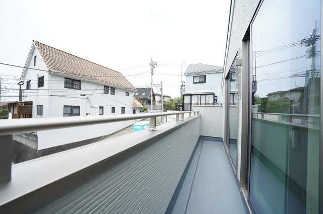 【落ち着いて暮らしたい】東野台｜高台立地×開放感×家事ラク動線、暮らし整う新築戸建て★仲介手数料無料★のバルコニー|奥行きのあるバルコニーは、洗濯物もゆとりをもって干せる実用的な広さ。手すり壁で外からの視線も気になりにくく、日常使いしやすい設計です。