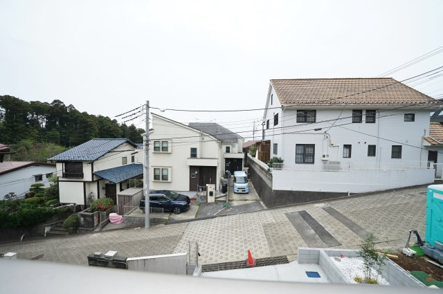 【落ち着いて暮らしたい】東野台｜高台立地×開放感×家事ラク動線、暮らし整う新築戸建て★仲介手数料無料★の展望|周辺は低層住宅が中心で、開放感のある穏やかな眺望が広がります。空をしっかり感じられ、圧迫感のない心地よい住環境です。