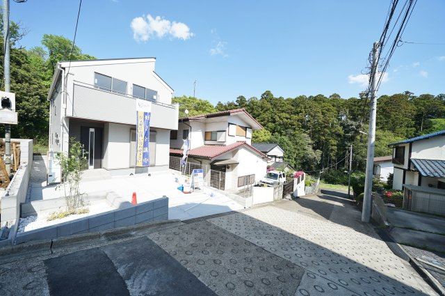 【落ち着いて暮らしたい】東野台｜高台立地×開放感×家事ラク動線、暮らし整う新築戸建て★仲介手数料無料★の前面道路含む現地写真|前面道路は車通りが比較的少なく、落ち着いた住環境。通風・採光にも優れ、静かに暮らしたい方におすすめです。