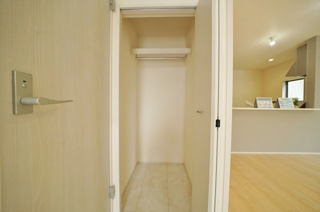 【落ち着いて暮らしたい】東野台｜高台立地×開放感×家事ラク動線、暮らし整う新築戸建て★仲介手数料無料★の収納|奥行きのある収納スペースを確保。コートや日用品などもすっきり収まり、生活感を抑えた空間づくりに役立ちます。
