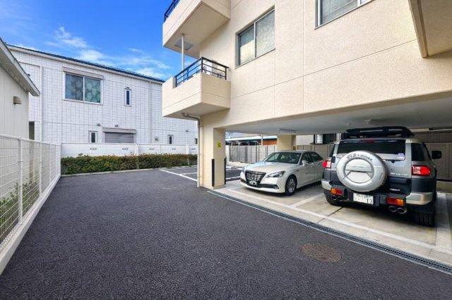 千住彩館の駐車場|敷地内に駐車場を備えており、お車をお持ちの方も安心。通勤やお出かけ、週末のレジャーまで幅広く対応でき、生活の自由度が広がります。