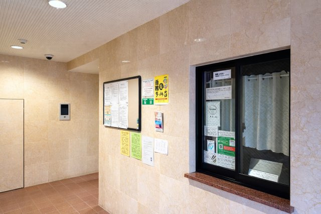 千住彩館のその他共用部分|訪れる人の足取りを自然とやわらげる、美しく整えられたロビー。洗練されたデザインと落ち着きが調和し、この空間が上質な暮らしの期待感を静かに高めてくれます。