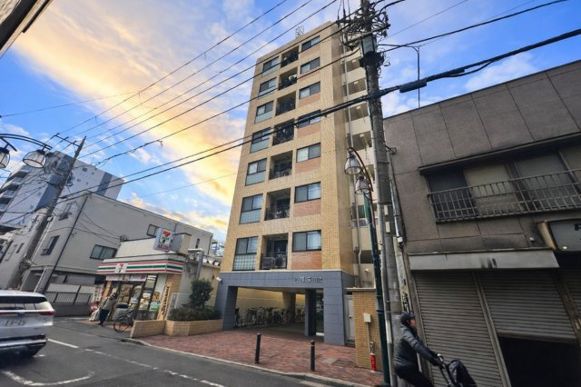 千住彩館の外観|ただいま、と家に帰るたびに心がほっと安らぐ、美しく誇らしい外観デザイン。温かみと上質さが絶妙に調和し、家族を迎える誇り高い表情を見せます。街並みにも映える佇まいは、安心感と豊かさをもたらしてくれます。