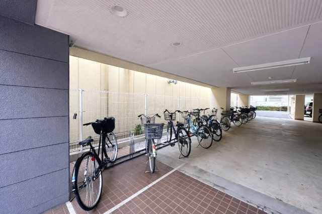 千住彩館の駐輪場|整然と配置された駐輪場は、使いやすさと安全性を兼ね備えた設計。毎日の通勤やお出かけをサポートし、快適な暮らしの一部となります。