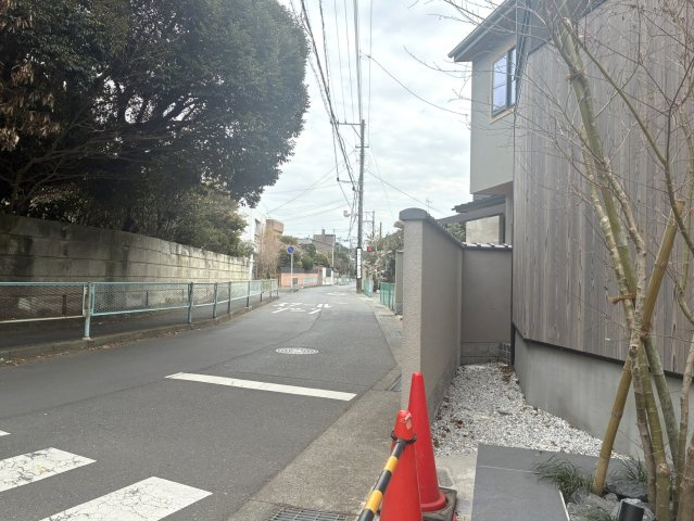 海まで徒歩15分！築浅和モダン邸宅の前面道路含む現地写真