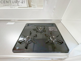多数の調理器具を同時に使用でき、料理の効率化が可能。省エネで節約になり、様々な料理スタイルに適応できます。また、火力調整が独立しており、手入れや掃除もしやすく、今よりもっとお料理が楽しくなるかも。