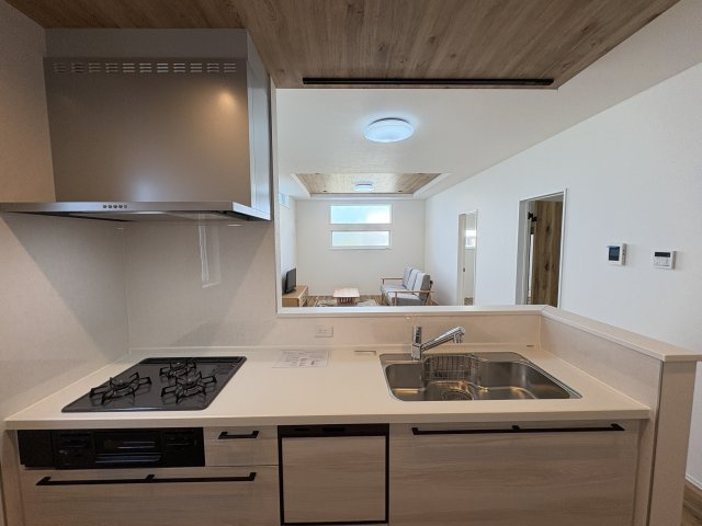 AHC宜野湾市大山4丁目-2号棟　＼☆ご成約時キャッシュバック☆／のキッチン|コンパクトなキッチンで掃除もラクラク！