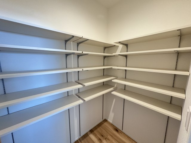 AHC宜野湾市大山4丁目-2号棟　＼☆ご成約時キャッシュバック☆／の収納|キッチン裏にはなんとパントリーが！！！