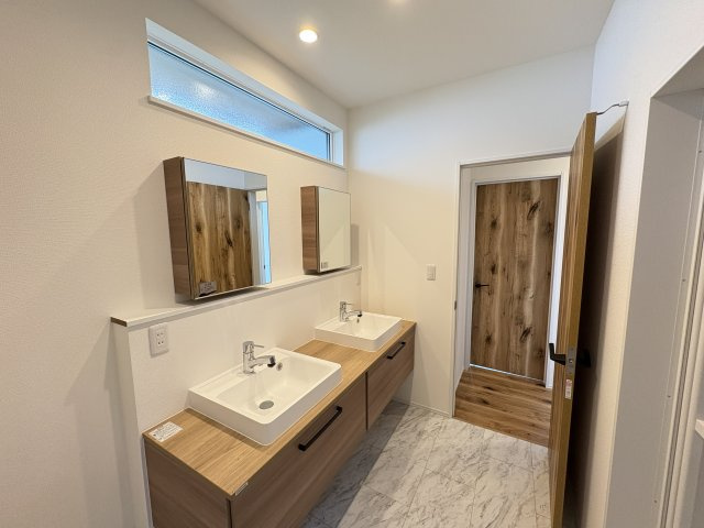 AHC宜野湾市大山4丁目-2号棟　＼☆ご成約時キャッシュバック☆／の独立洗面台|朝の身支度には混みあいません♪