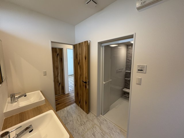 AHC宜野湾市大山4丁目-2号棟　＼☆ご成約時キャッシュバック☆／の洗面所|ゆったりとした玄関です