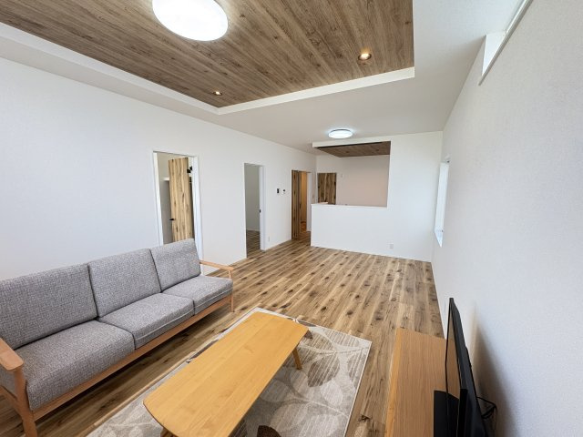 AHC宜野湾市大山4丁目-2号棟　＼☆ご成約時キャッシュバック☆／の居間・リビング|天井もおしゃれです！