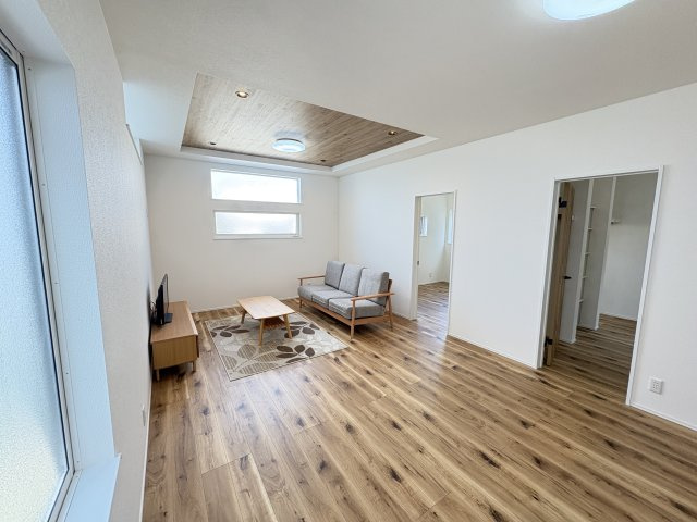 AHC宜野湾市大山4丁目-2号棟　＼☆ご成約時キャッシュバック☆／の居間・リビング|光も沢山入ってきます☆