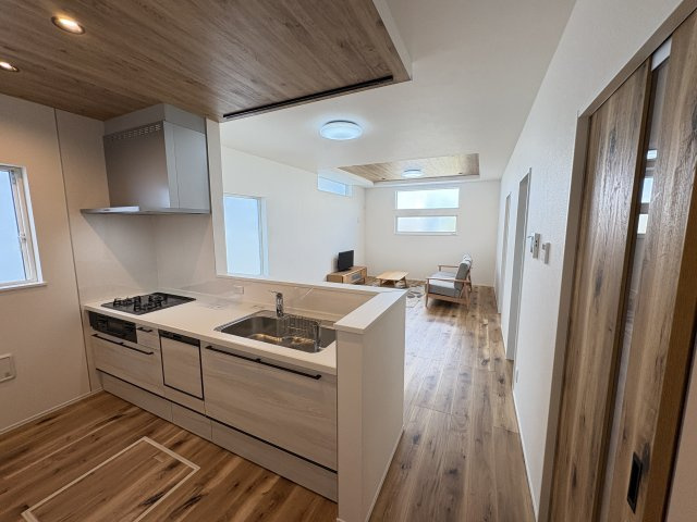 AHC宜野湾市大山4丁目-2号棟　＼☆ご成約時キャッシュバック☆／の居間・リビング|嬉しいカウンターキッチン！