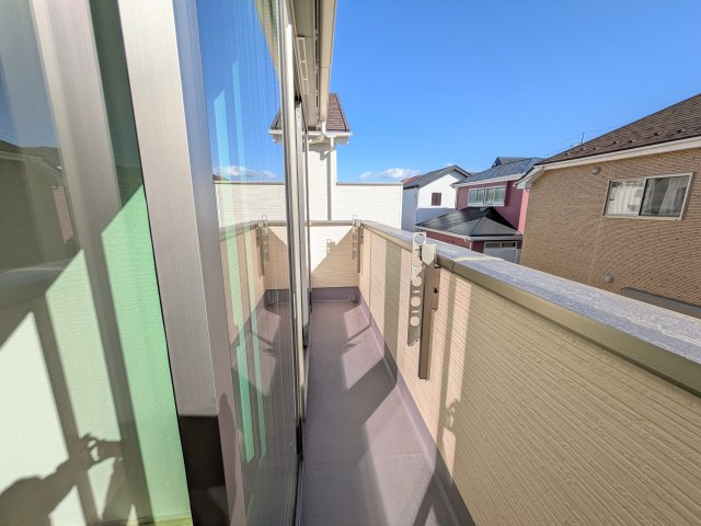 守谷市薬師台7丁目16番　新築戸建のバルコニー|洗濯物も布団もまとめて干せるワイド設計。
広々としたワイドバルコニーで、家事の効率が上がり、日々の暮らしが快適になります。