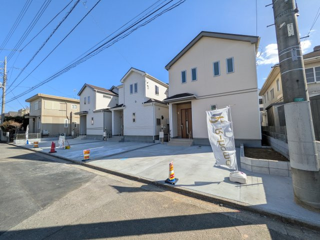 守谷市薬師台7丁目16番　新築戸建の前面道路含む現地写真|現地完成済で建物や駐車場、お庭も全てご覧いただけます。。
本日のご見学も可能です♪
お気軽にお電話またはお問い合わせください。