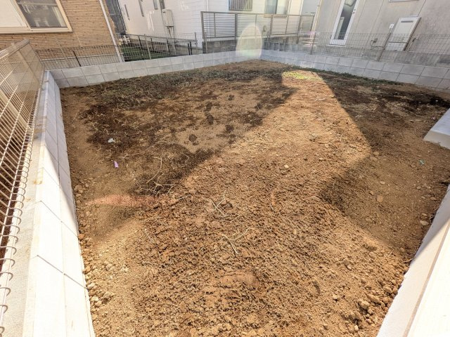 守谷市薬師台7丁目16番　新築戸建の庭|リビングに明るい光を届ける南庭。
お子様の遊び場やペットのスペースとしても最適です。
室内外で心地よい暮らしが叶います。