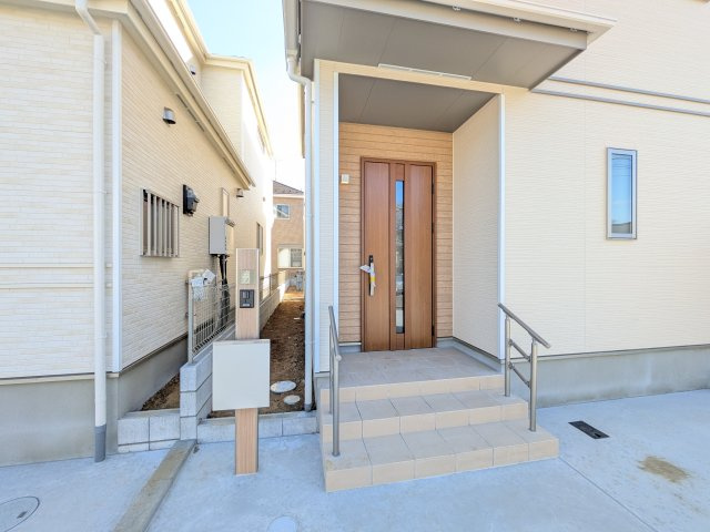 守谷市薬師台7丁目16番　新築戸建の玄関|お洒落な玄関ドアと洗練された外壁デザイン。家の顔にふさわしい上質な佇まいで、ご家族やお客様を迎えます。