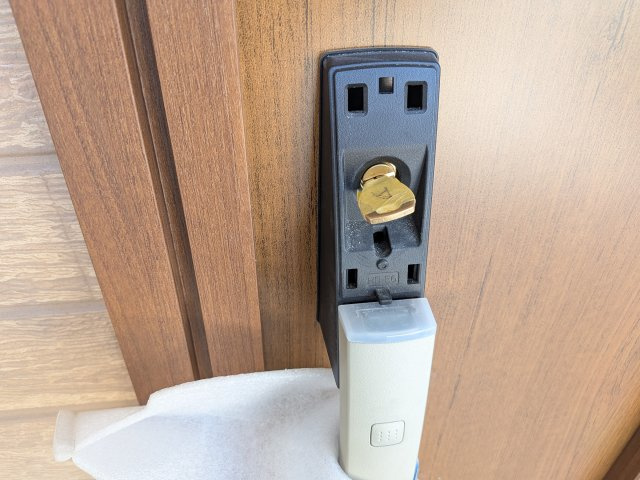 守谷市薬師台7丁目16番　新築戸建の玄関