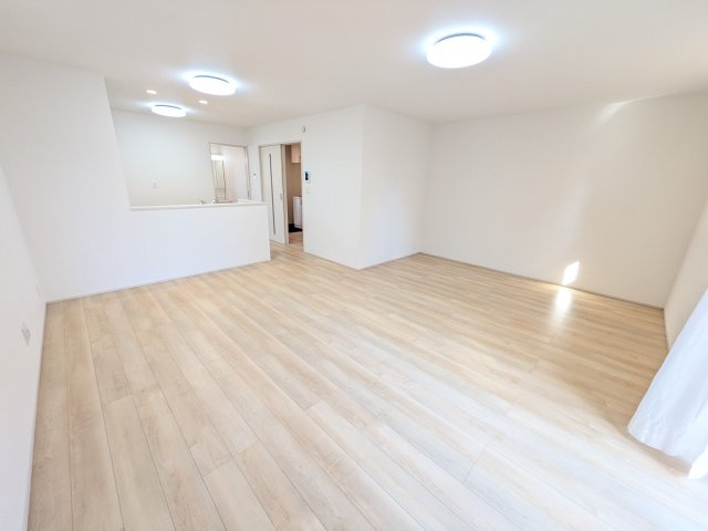 守谷市薬師台7丁目16番　新築戸建の居間・リビング|家族の会話が自然と弾む、広々としたゆとりのLDK。南向きの窓からたっぷりの光が射し込む明るく快適な空間です。