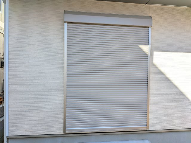 守谷市薬師台7丁目16番　新築戸建の防犯設備|防犯・防災だけでなく、シャッターを閉めることで断熱効果もアップ。
外気の影響を受けにくく、冷暖房効率の向上も期待できます。