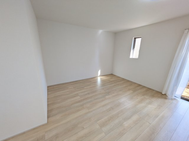 守谷市薬師台7丁目16番　新築戸建の洋室|リビングと繋がる多目的スペース。引き戸を開ければ広々LDK、閉じれば客間や書斎、お子様の遊び場に早変わりします。