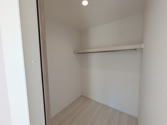 守谷市薬師台7丁目16番　新築戸建　C号棟の収納|大容量のウォークインクローゼット。衣類はもちろん、スーツケースや季節の家電もまとめて収納でき、居室空間をすっきりと保ちます。