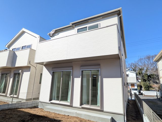 守谷市薬師台7丁目16番　新築戸建　C号棟の前面道路含む現地写真|現地完成済で建物や駐車場、お庭も全てご覧いただけます。。
本日のご見学も可能です♪
お気軽にお電話またはお問い合わせください。