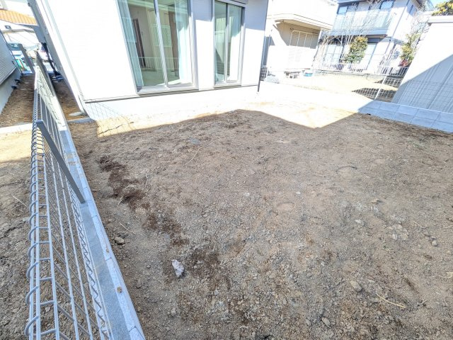 守谷市薬師台7丁目16番　新築戸建　C号棟の庭|リビングに明るい光を届ける南庭。
お子様の遊び場やペットのスペースとしても最適です。
室内外で心地よい暮らしが叶います。