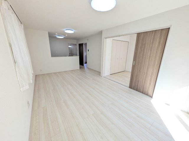 守谷市薬師台7丁目16番　新築戸建　C号棟の居間・リビング|居心地の良いデザインと機能性を両立。ご友人を招いたり、趣味を楽しんだり、様々なシーンで活躍する団らんの中心地です。