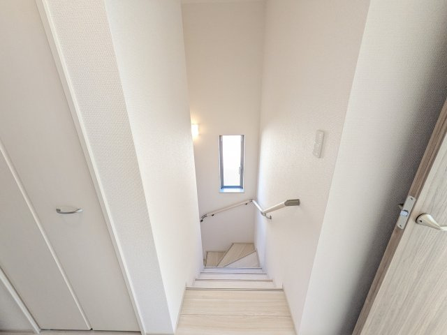 守谷市薬師台7丁目16番　新築戸建　C号棟の内装|窓付きで明るい階段は、手すり付きでお子様からご年配の方まで安心して上り下りができます♪