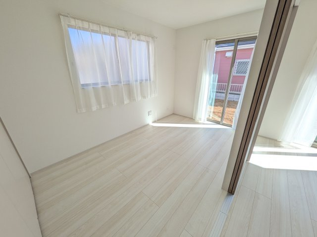 守谷市薬師台7丁目16番　新築戸建　C号棟の洋室|リビングと繋がる多目的スペース。引き戸を開ければ広々LDK、閉じれば客間や書斎、お子様の遊び場に早変わりします。
