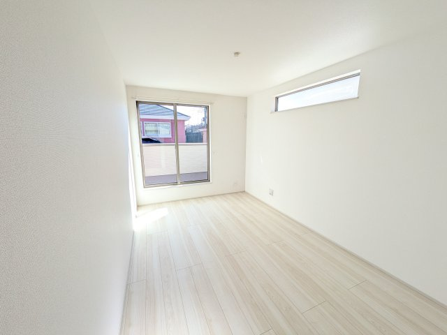 守谷市薬師台7丁目16番　新築戸建　C号棟の洋室|バルコニーに面した２面採光で明るく開放的な洋室です♪