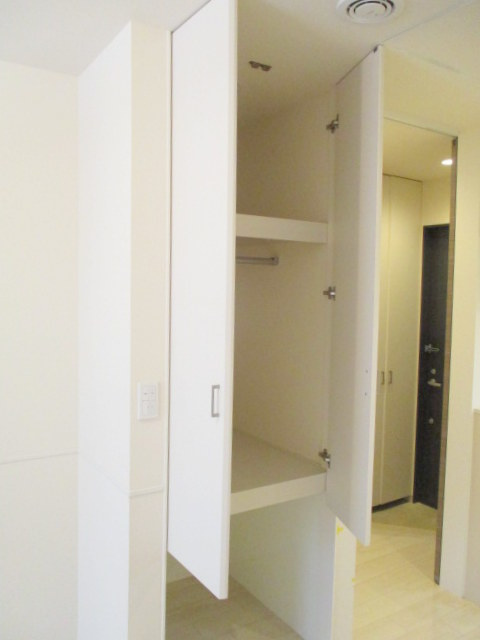 グラン　フェリシア　ウエストの居間・リビング|★ペットスペース（収納下）★