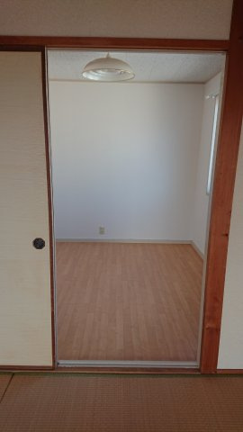 東園田マンションの洋室