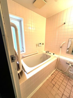 【浴室】 | 千葉市緑区椎名崎町　中古戸建　京成千原線【おゆみ野駅】 | ２階、浴室です。窓もあり湿気がこもりません。