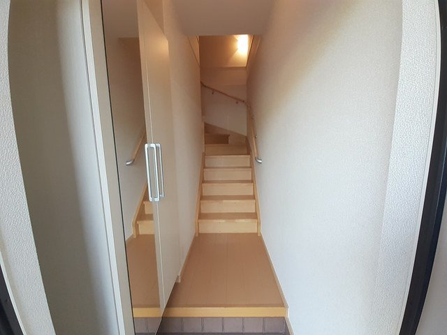 クリスタル・コートの玄関|収納もある玄関です