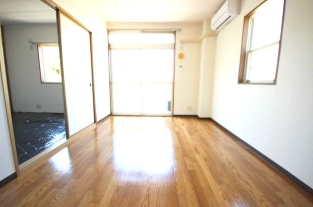 グリーンビラ六甲の居間・リビング|内装もきれいです