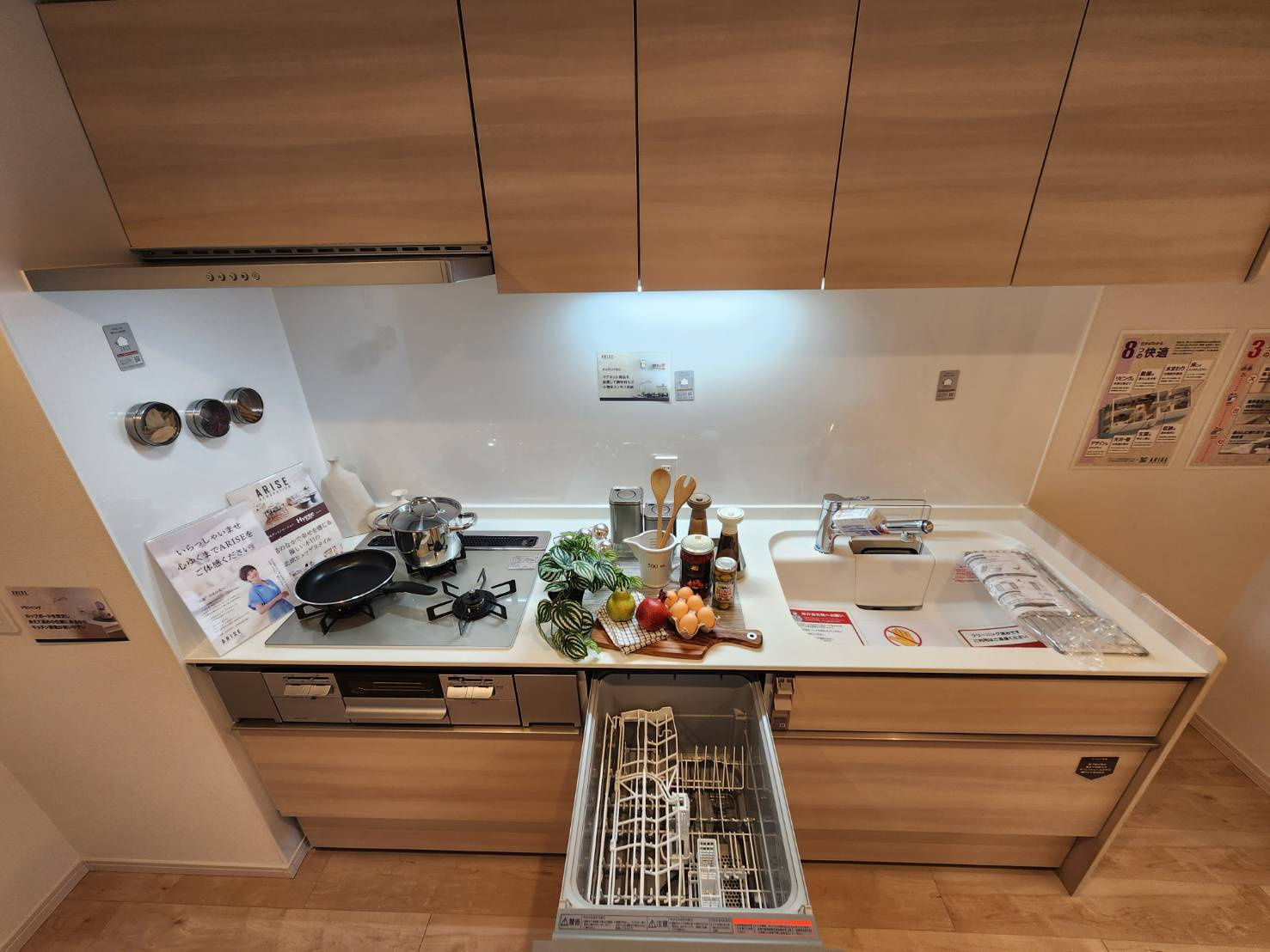 浦和針ヶ谷パーク・ホームズフィオーレのキッチン|LIXIL製システムキッチン　人造大理石ワークトップ　ガラストップコンロ　節水タイプ食器洗い乾燥機　オールインワン浄水栓　マグネットパネル壁　吊戸棚もあり収納十分