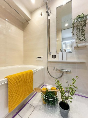 浦和針ヶ谷パーク・ホームズフィオーレの浴室|LIXIL製ユニットバス　換気乾燥暖房機　エコアクアシャワー　保温構造浴槽サーモバスS　とるピカスリムカウンターでお掃除楽々いつも清潔
　