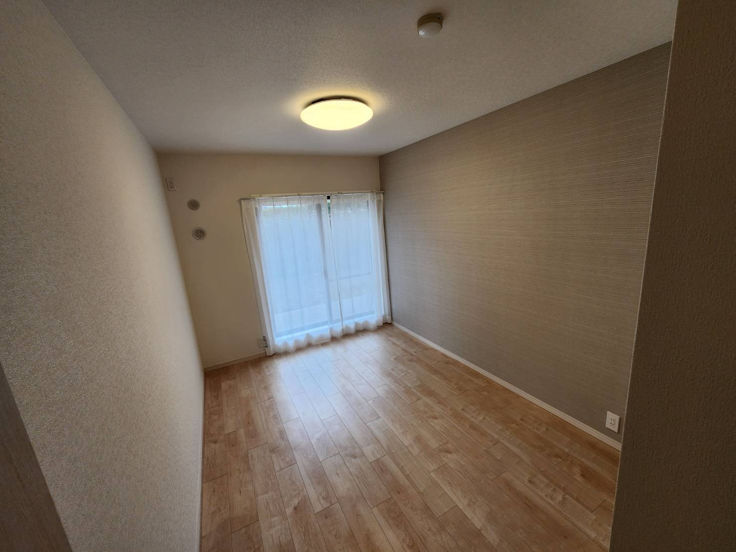 浦和針ヶ谷パーク・ホームズフィオーレの洋室|南西側の洋室　6.4帖